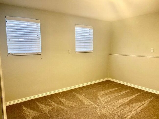 Building Photo - Gorgeous 4 Bed, 2 Bath Home in Central For...