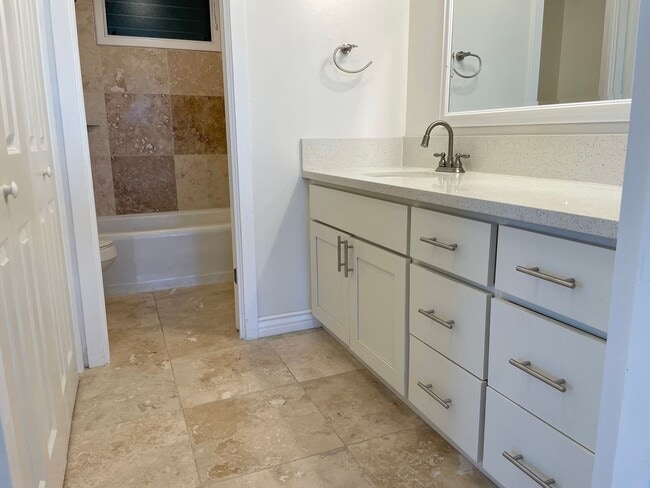 Building Photo - Newly Renovated 2-Bedroom Condo with Ala W...