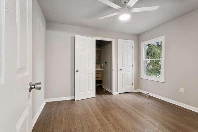 Building Photo - 924 Ivy Ave