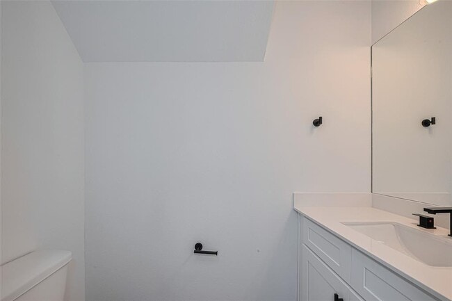 Building Photo - 1354 W 24th St