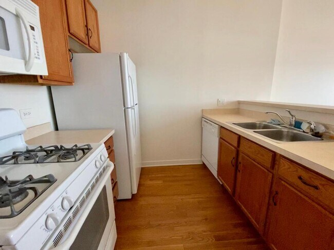 Older Appliances Pictured - 1224 W Van Buren St