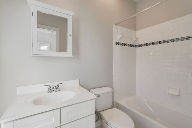 Building Photo - Charming 3 bedroom 3.5 Bathroom Row Home