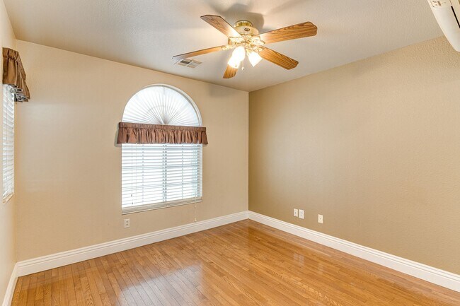 Building Photo - WONDERFUL 3 BEDROOM PLUS DEN 1 STORY HOME. CASITA WITH OWN BATHROOM! GATED COMMUNITY!