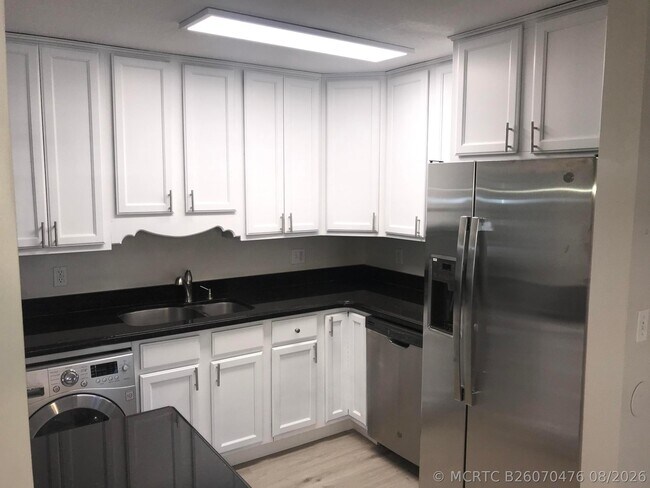 Building Photo - 120 N Lakeside Dr