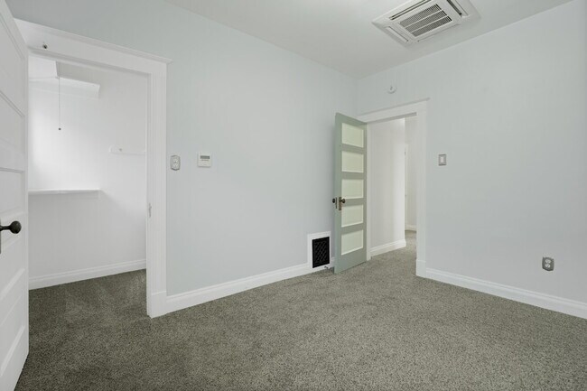 Building Photo - Starter Two Bedroom in Great Neighborhood - Low Deposit