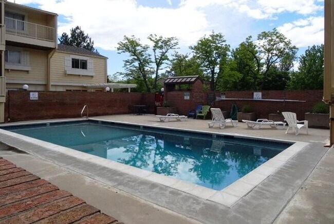 Building Photo - One Bedroom Main Level Condo for Rent Near CU