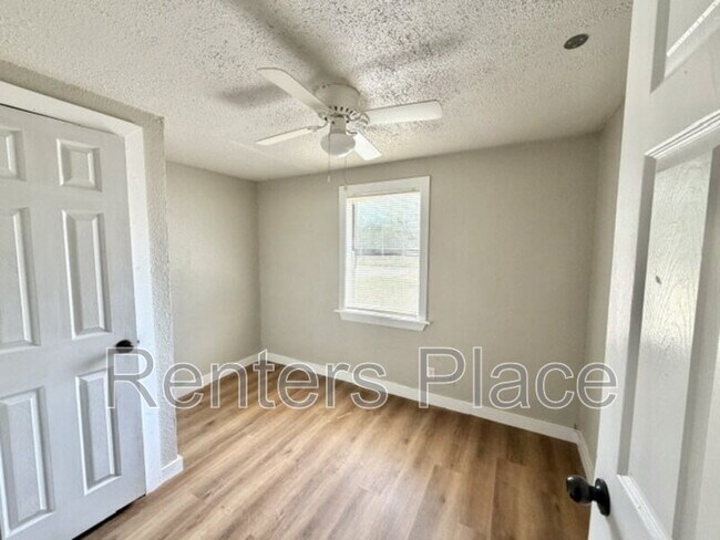 Building Photo - 905 N Owalla Ave
