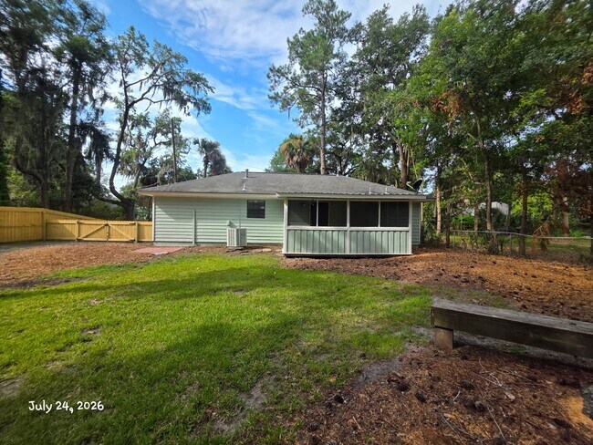 Building Photo - **Newly remodeled kitchen **  2 bedroom, 2bath Isle of Hope home with fenced in backyard and scre...