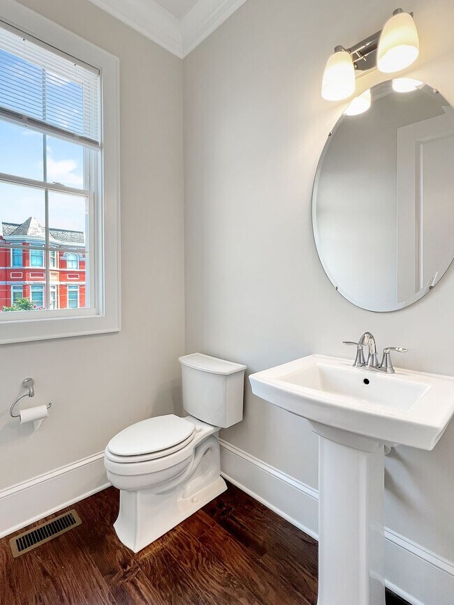 Building Photo - Stunning Luxury Townhome with Elevator in ...