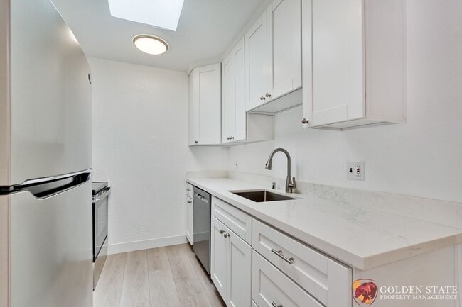 Building Photo - Updated 1 Bedroom Condo with Oversized Private Patio in Prime Mountain View Location