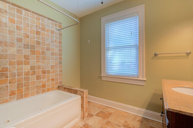 Building Photo - Grandin Court Foursquare convenient to SW City & SW Co!