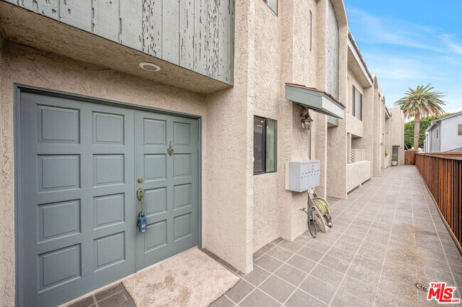 Building Photo - 1425 Centinela Ave