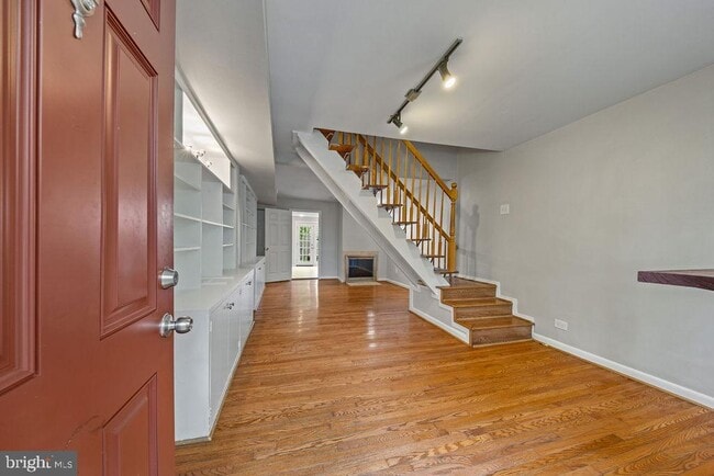 Building Photo - 1124 C St NE