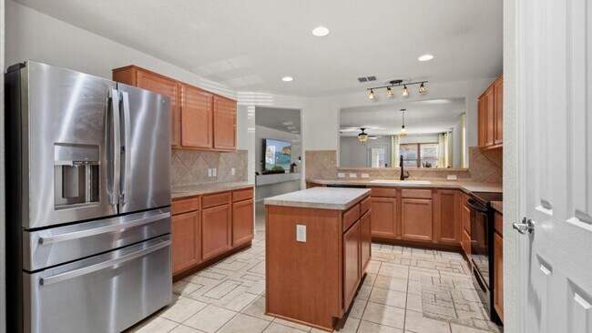 Building Photo - 600 Planters Pass