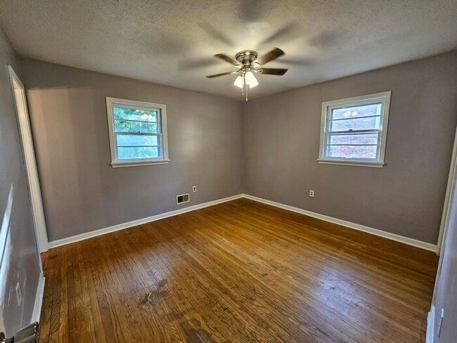 Building Photo - Spacious 3 Bedroom, 1.5 Bath House with Detached Garage