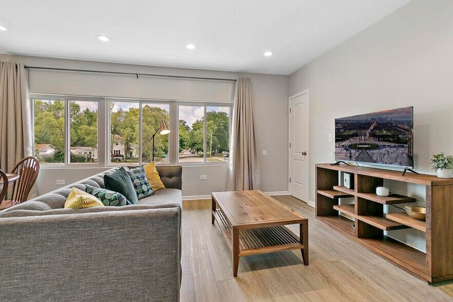 Building Photo - 931 W Glen Flora Ave