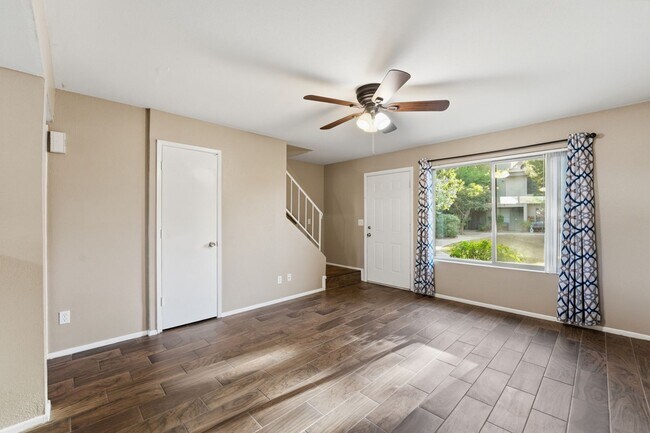 Building Photo - Beautifully maintained 3-bedroom, 2.5-bath Condo in the heart of Phoenix!
