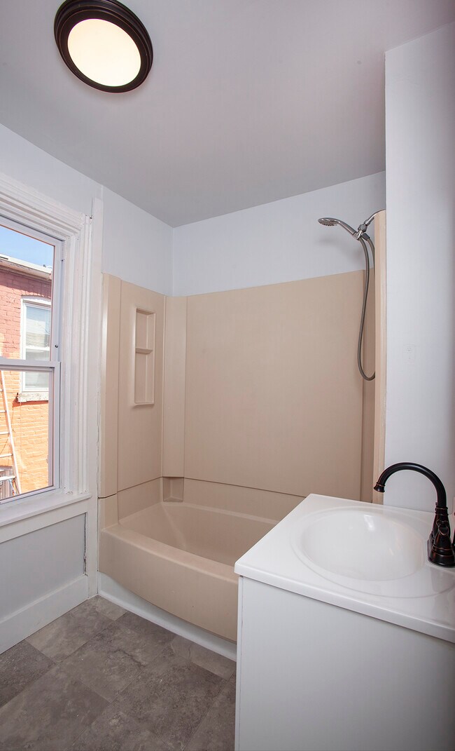 Building Photo - 333 S Ann St