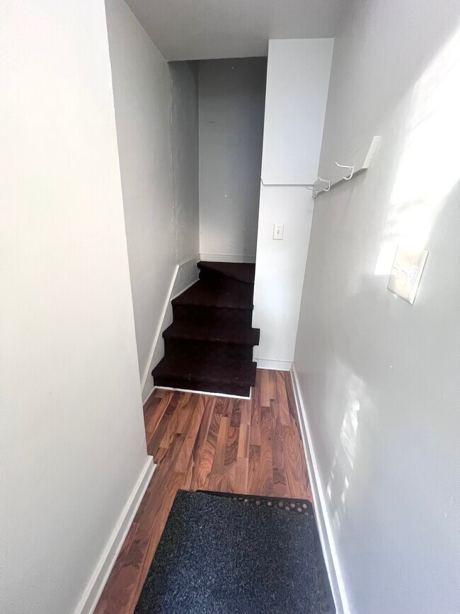 Building Photo - 716 N Walnut St