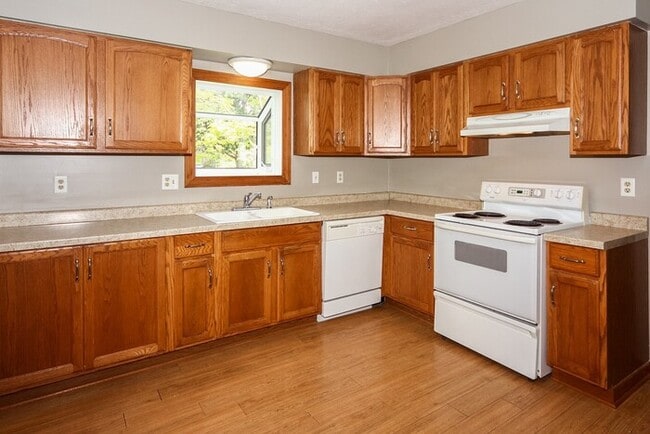 Building Photo - Brick Ranch and Fenced Yard in Decatur Twp!