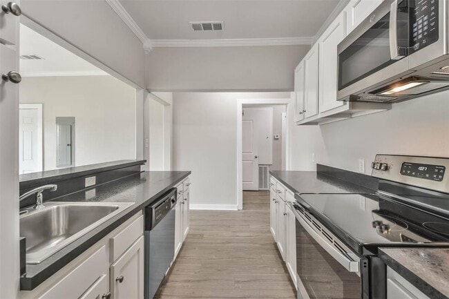 Building Photo - 329 E Washington Ave