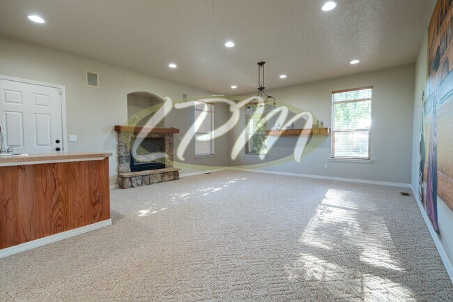 Building Photo - Spacious 3-Bedroom Home on 4.5 Acres – Pos...