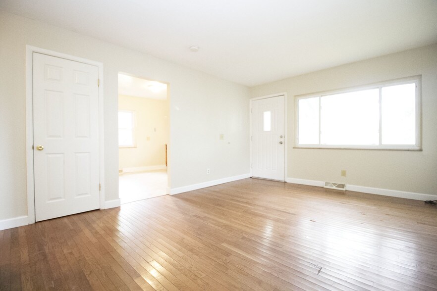 Building Photo - 3757 Dixie Dr