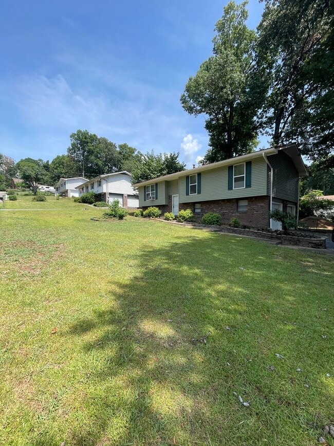 Building Photo - Beautifully renovated 3 bedroom 2.5 Bath