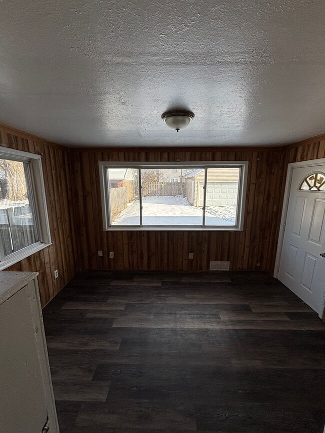 Building Photo - 3057 Livingston Rd