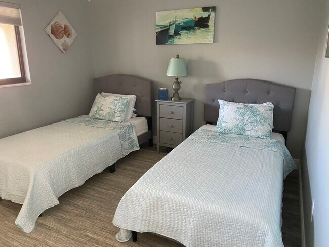 Building Photo - 865 S Gulfview Blvd