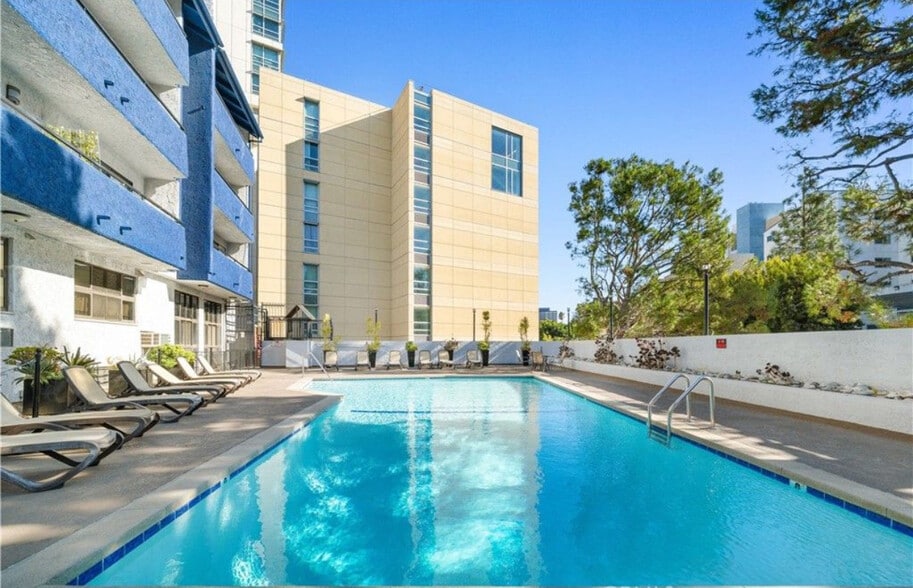 Building Photo - 10982 Roebling Ave