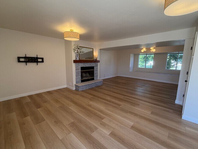 Building Photo - GORGEOUS SPACOUS HOMESTEAD!!!
