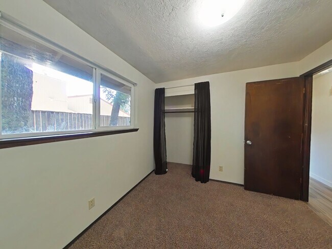 Building Photo - 3 Bedroom Duplex ~ Close to 9th Street ~ P...