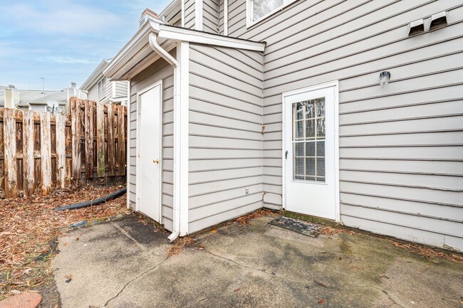 Building Photo - SW, Large Townhome, Wood/Vinyl Flooring, F...