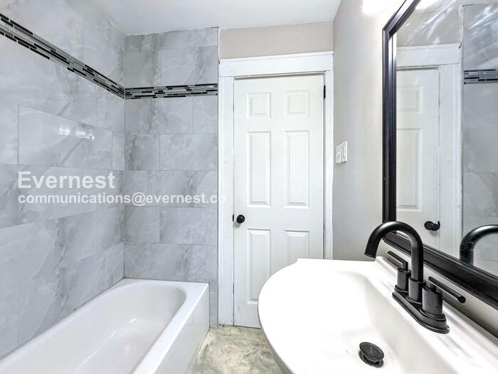 Building Photo - 2032 Kendall St