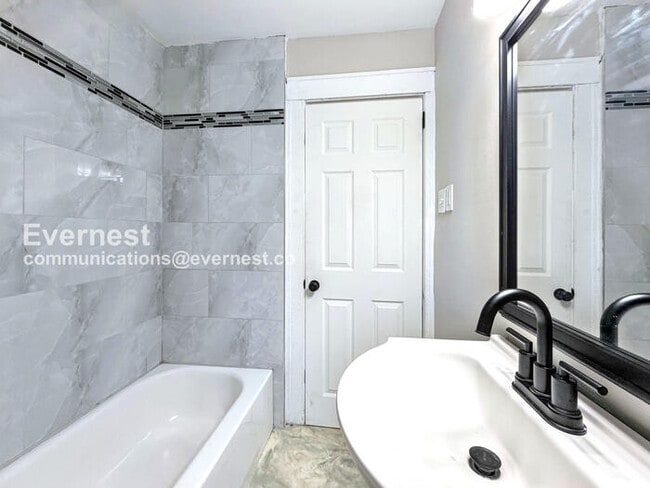 Building Photo - 2032 Kendall St