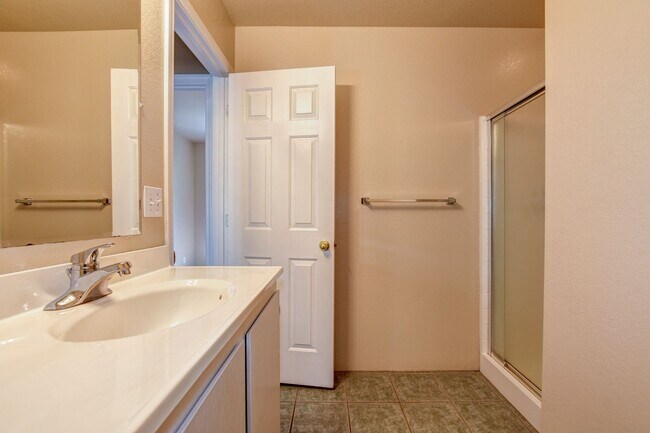 Building Photo - Pet Friendly 4 bedroom, 3 bath home for rent!