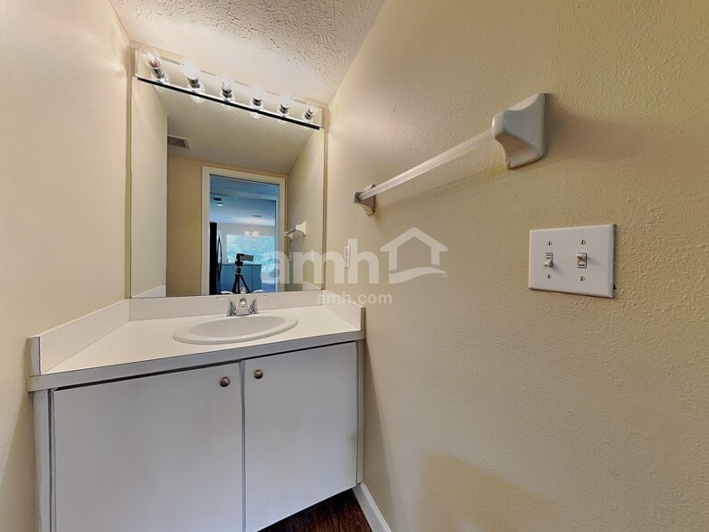 Building Photo - 7909 Hathaway Dr