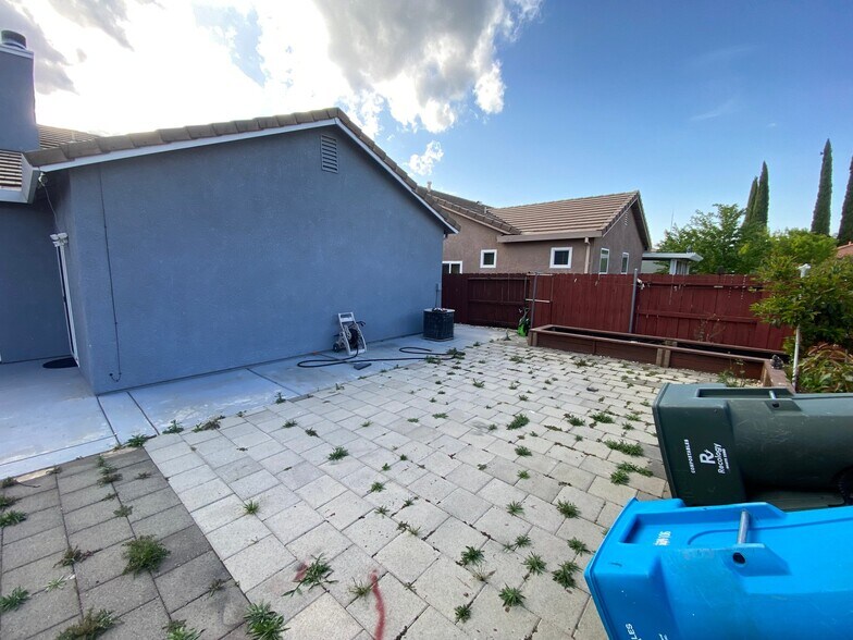 Building Photo - 686 Anna Dr