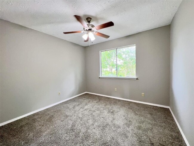Building Photo - 2033 Sandy Knoll Dr