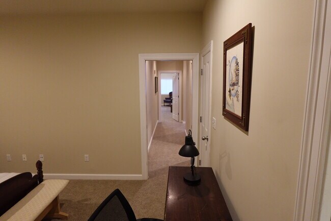 Building Photo - 914 Main St