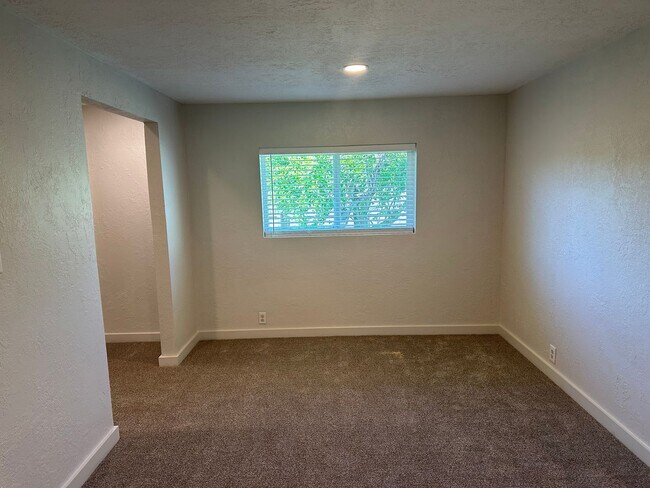 Building Photo - Updated 2 bedroom 2 bath house with a deta...