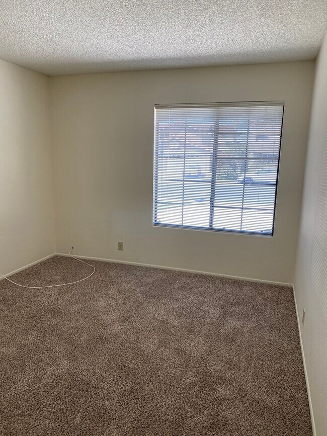 Building Photo - Single story 3 bed, 2 bath Moorpark home with yard