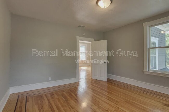 Building Photo - 1500 N Irving Ave