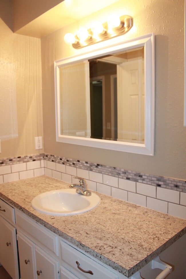 Building Photo - Better Than New! W/appliances!