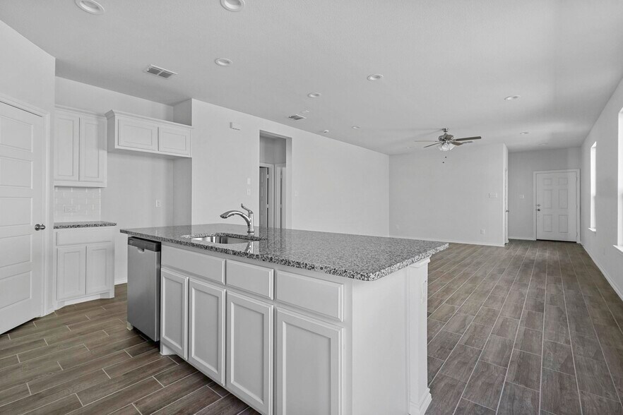 Building Photo - 3308 Dahlia Dr