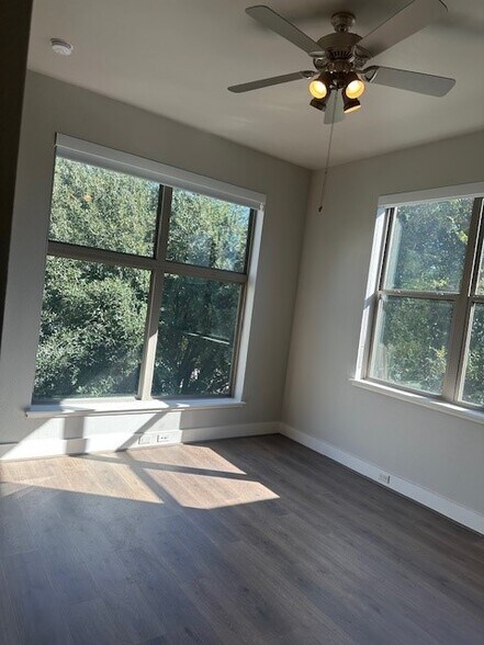 Building Photo - 1460 W Oleander St