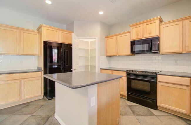 Building Photo - 2143 W Marconi Ave