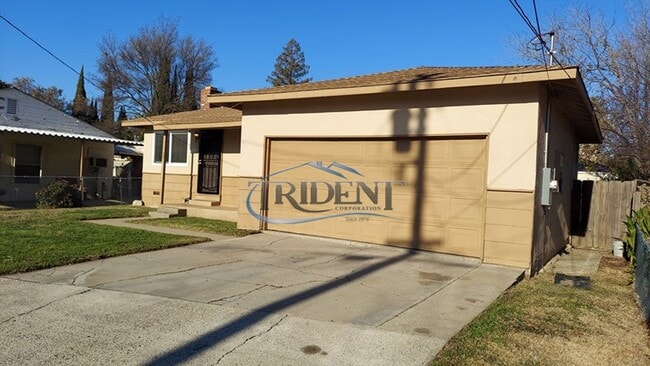 Building Photo - This is a cute updated 3 bedroom 2 bath house