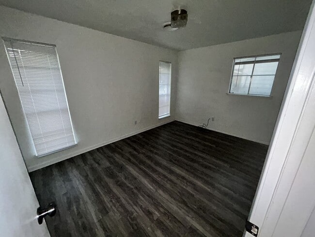 Building Photo - 1312 Leader